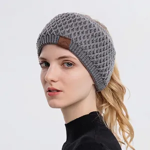 Graues gestricktes Sportstirnband mit Lederaufnäher und Waffelmuster für Damen