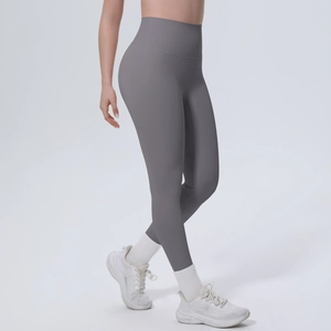 Detail der mattgrauen, nahtlosen hohen Taille und des Po-Lifting-Effekts der Hose