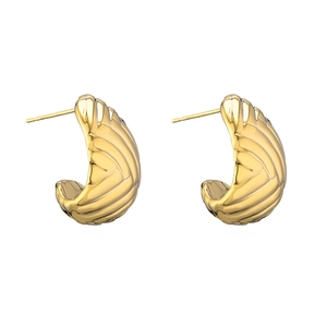 Vista detallada de pendientes chapados en oro con un diseño único de textura de concha