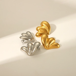 Détails de boucles d'oreilles en forme de cœur texturées en acier doré et argenté