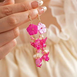 Gros plan détaillé de boucles d'oreilles fleur en coquillage avec perles roses