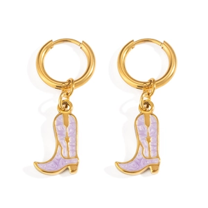 Détail de créoles en acier inoxydable doré 18 carats avec pendentifs bottes de cowboy violets