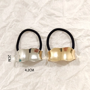 Detail view of gold and silver hollow metal wave ponytail holders with size 2x4.2cm