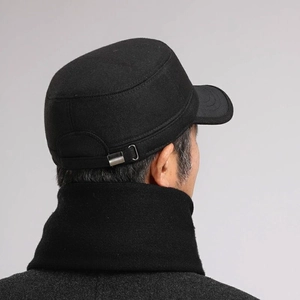 Detailansicht der Rückseite für Herren Wintermütze mit passendem Strick-Nackenwärmer