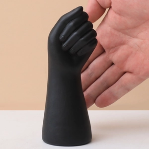 Jarrón minimalista de resina negro mate con forma de puño para decoración de mesa