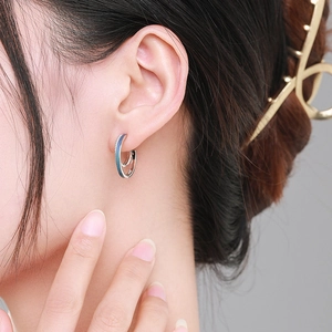 Minimalist S925 sterling silver hoop earrings with blue enamel on a female model