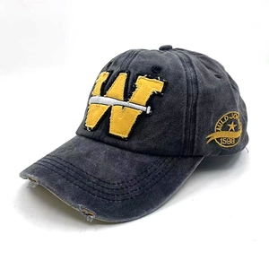 Vintage gewaschene Baseballkappe in Anthrazit mit gelbem W und distressed Schirmrand