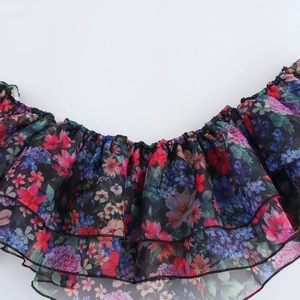 Schulterfreies Chiffon-Minitop mit Blumenmuster und Rüschen am Ausschnitt