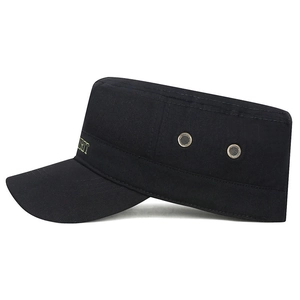 Schwarze Herren Cadet Cap aus Baumwolle mit Belüftungslöchern und Stickerei-Detail