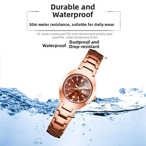 Détail d'une montre quartz or rose avec cadran marron montrant l'étanchéité 30m dans l'eau