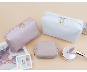 Set di 3 trousse da trucco in pelle Saffiano bianca, rosa e grigia con cerniere dorate