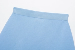 Detalle del tejido de punto azul claro y la cinturilla del conjunto de falda