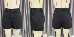 Vista a tre vie dei pantaloncini di jeans neri a vita alta che mostra fronte, fianco e retro