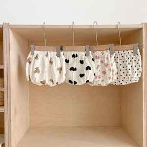 Detailweergave van schattige babybroekjes met leukeprint, zacht katoen voor comfort in de zomer.