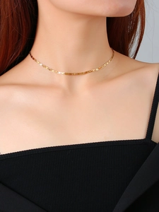 Collier maille rectangulaire plate en acier inoxydable plaqué or 18K porté par un modèle