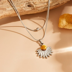 Détail du pendentif tournesol avec œil de chat sur une double chaîne serpent vintage