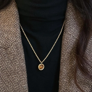 Collier rétro doré avec pendentif rond en pierre œil de tigre et chaîne torsadée