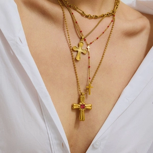 Collana dorata a strati con pendente a croce e gemma rossa in stile vintage a rilievo
