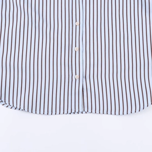 Chemise en popeline minimaliste avec rayures verticales bleues et brunes et détails de boutons