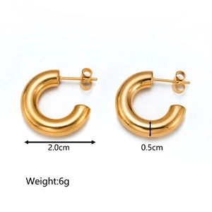 Macro shot of 2.0cm gold chunky hoop earrings with dimensions and weight specs