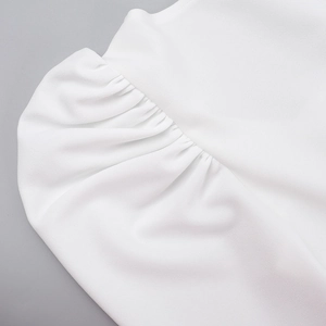 Détail de la manche bouffante blanche avec texture plissée sur une robe élégante