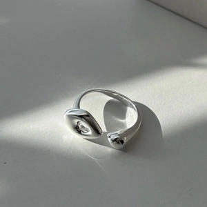 Dettaglio di un anello in argento sterling 925 con design a bambù fluido e punzonatura