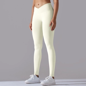 Dettaglio della vita a incrocio sui leggings da yoga beige senza cuciture a vita alta