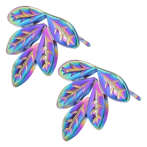Dettaglio macro di orecchini a foglia in acciaio inossidabile con placcatura arcobaleno