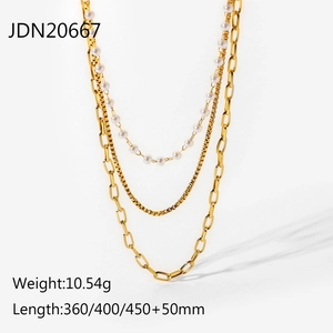 Détail du collier triple rang en acier inoxydable plaqué or 18K avec perles fines