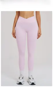Détail du legging de yoga rose cerisier avec taille haute croisée en V pour le sport