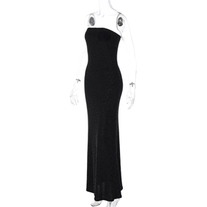 Vue détaillée des ornements en strass étincelants sur la robe longue bustier noire