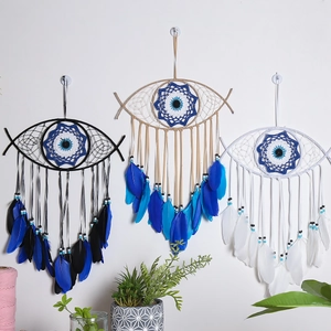 Handgefertigter Evil Eye Traumfänger Wandbehang mit Federn in Schwarz, Beige und Weiß