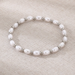 Détails des perles d'eau douce et billes argentées alternées sur le bracelet mode