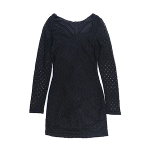 Vista detallada del vestido corto negro de manga larga con textura de rombos en relieve