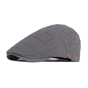 Gorra retro de algodón gris oscuro con costuras en relieve y detalle de etiqueta roja