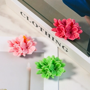 Détail de moules en silicone pour fleurs de cerisier en teintes rose et vert vif