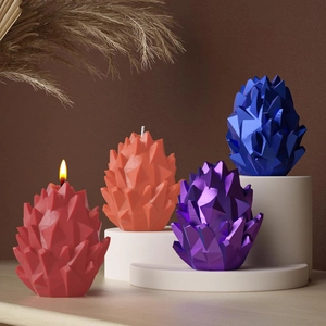 Velas geométricas de huevo de dragón en varios colores sobre pedestales blancos modernos