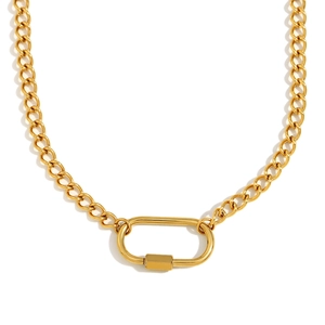 Collana minimalista in acciaio placcato oro 18K con ciondolo a fibbia ovale su bianco