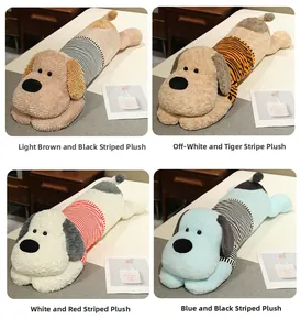 Gros plan de quatre coussins chiens en peluche aux motifs rayés et textures douces variés