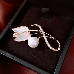 Broche tulipe élégante plaquée or 14 carats avec pétales en nacre et perles
