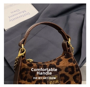 Détail du sac à main léopard pour enfant avec poignée en cuir et boucles dorées