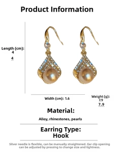Detail of luxury triangle pearl earrings with measurements: 4cm length and 1.6cm width