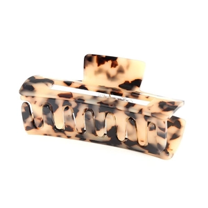 Pince à cheveux rectangulaire motif écailles de tortue léopard sur fond blanc