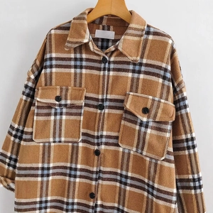 Veste chemise en flanelle à carreaux marron pour femme avec poches de poitrine et boutons