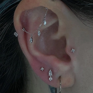 Vue macro détaillée de boucles d'oreilles en argent S925 avec zircon marquise et chaîne cartilage