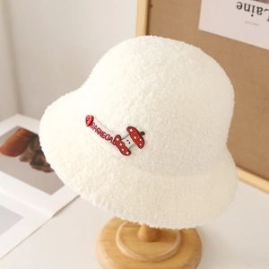 Détail du chapeau cloche blanc en peluche avec bouton rouge et ruban de marque