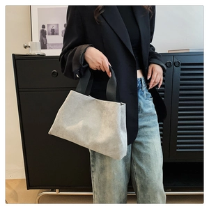 Vue détaillée du sac à main en velours côtelé décontracté, texture douce et élégante.