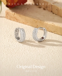 Vue macro des boucles d'oreilles créoles en argent S925 avec pierres moissanites pavées
