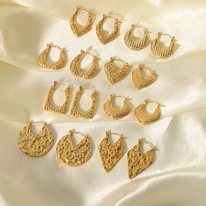 Boucles d'oreilles chic en acier inoxydable plaqué or 18 carats avec texture martelée