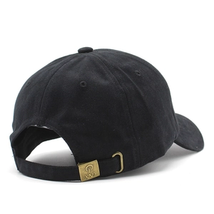 Détail de la boucle en laiton réglable avec logo XND sur casquette de baseball noire